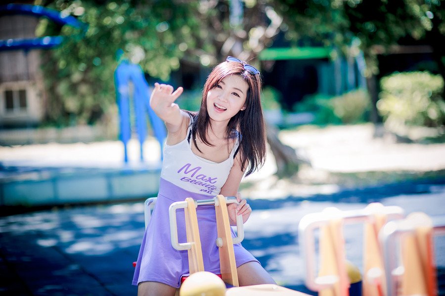 一个喜欢你的人，不会总让你做什么。而是会想着替你做点什么，取悦你才是种喜欢;一个在乎你的人，不会轻易惹你生气，而是害怕失去你，心怀恐惧才是种在乎。爱是付出，被爱是得到。你得到的多，那他是爱你的。你付出得多，那很可能只是单恋而已。不必一味讨好别人，不管走在何处，都不要迷失自己。